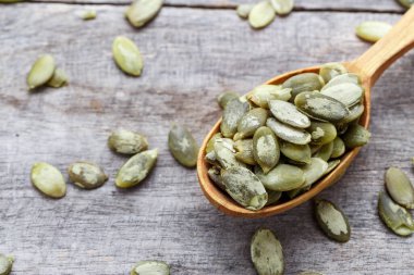 Tahta kaşıkta kabak çekirdeği. Üst görünüm.