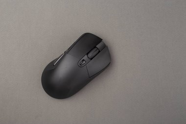 Gri arka planda modern kablosuz bilgisayar faresi. Mesaj için yer var. Üst görünüm.