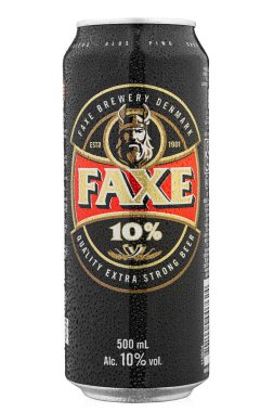 Ukrayna, Kyiv - 23 Haziran. 2020: Alüminyum kutu bira Faxe, beyaz arka planda. Katalog için izole paketleme. Su damlaları. Dosya kırpma yolu içeriyor.