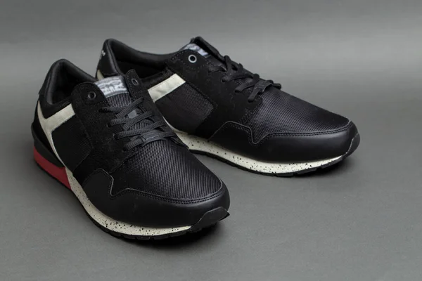 Ein Paar Stylische Schwarze Turnschuhe Auf Grauem Hintergrund Isolierte Schuhe — Stockfoto