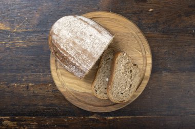 Kesme tahtasında dilimlenmiş ekmek. Üst görünüm.