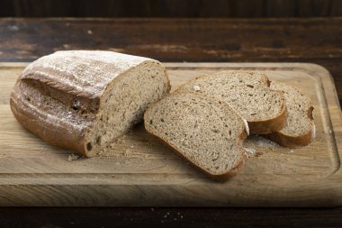 Kesme tahtasında dilimlenmiş ekmek. Ekmek dilimleri ve kırıntılar. 