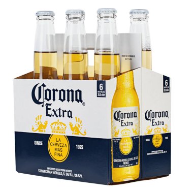 Ukrayna, Kyiv - Haziran 03. 2020: 6 paket Corona Extra Birası beyaz arka planda, yan görüntüde izole edildi. Corona, Amerika Birleşik Devletleri 'ndeki en popüler ithal bira. Dosya kırpma yolu içeriyor.