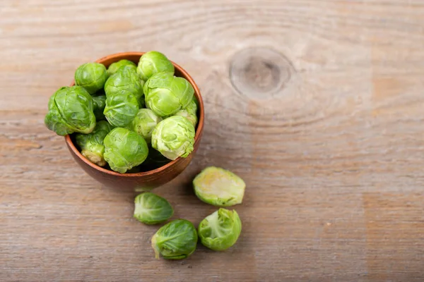 Germogli Bruxelles Crudi Freschi Una Ciotola Tavolo Legno Vendemmia Fresca — Foto Stock