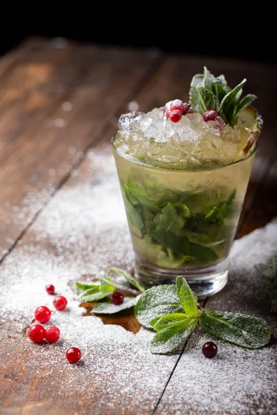 Cocktail Mojito Rafraîchissant Dans Verre Sur Comptoir Bar Beaucoup Glace — Photo