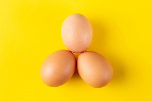Tres Huevos Gallina Aislados Amarillo Vista Superior Con Espacio Copia —  Fotos de Stock
