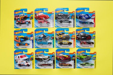 Ukrayna, Kyiv - 28 Şubat. 2020: Sarı arka planda renkli oyuncak araba koleksiyonu grubu. Ateşli Tekerlekler. Üst görünüm.