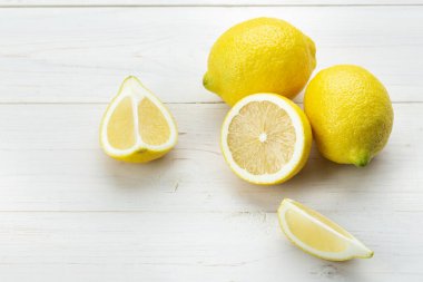 Beyaz ahşap bir masada olgun limonlar.