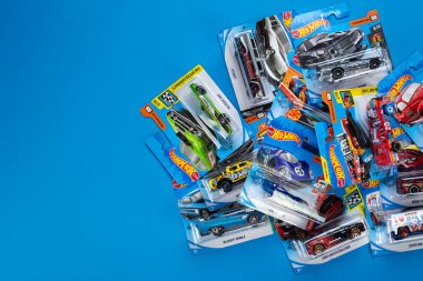 Ukrayna, Kyiv - 28 Şubat. 2020: Mavi arka planda renkli oyuncak araba koleksiyonu grubu. Ateşli Tekerlekler. Üst görünüm.