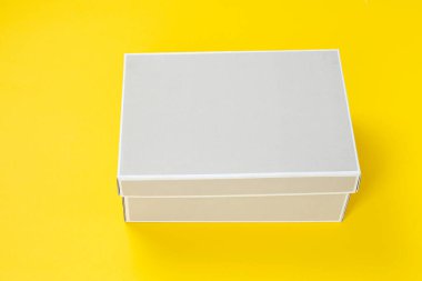 Sarı arka planda ışık kutusu. Metin için boşluk.