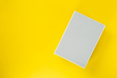 Sarı arka planda ışık kutusu. Mesaj için yer var. Üst görünüm.