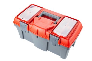 Beyaz arka planda kırmızı kapaklı izole plastik alet kutusu. Dosya kırpma yolu içeriyor.