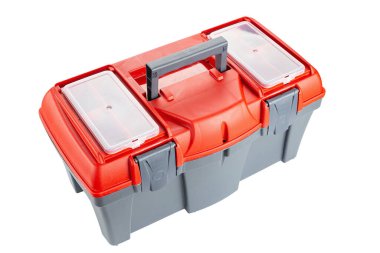Beyaz arka planda kırmızı kapaklı izole plastik alet kutusu. Dosya kırpma yolu içeriyor.