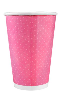 Beyaz arka planda pembe tek kullanımlık bardakta kahve. Dosya kırpma yolu içeriyor.
