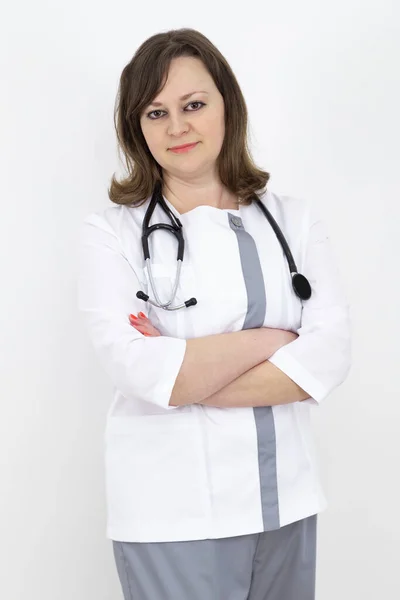 Dorosła Lekarka Stetoskopem Pod Białą Ścianą Doświadczony Lekarz Który Inspiruje — Zdjęcie stockowe