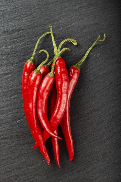 Piros Chili Paprika Egy Fekete Palatáblán Felülnézet — Stock Fotó