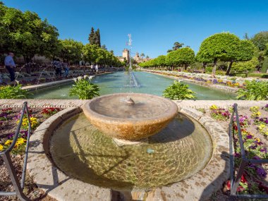 Cordoba, İspanya. Aralık 2018. Turistler Alcazares de los Reyes bahçelerini ziyaret ediyorlar.