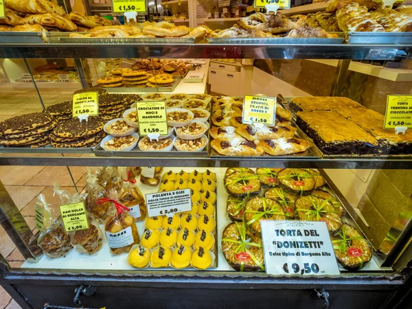 Traditional Italian Cakes Window Display — Stock Photo, Image