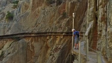 İspanya 'nın Malaga bölgesindeki Gorge Chorro' da Royal Trail 'de (El Caminito del Rey) fotoğraf çeken adam
