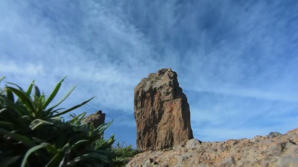 Roque Nublo berg op de Canarische Eilanden met blauwe lucht. Cinematografische camerabeweging. Natuurconcept video. — Stockvideo