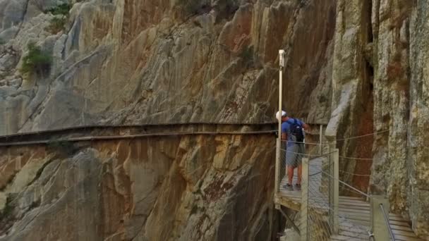 スペイン マラガ州 チョロ峡谷でロイヤル トレイル カミニート で写真を撮る男 — ストック動画
