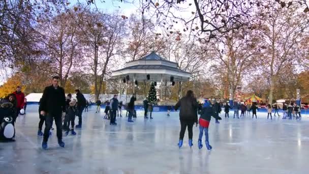 Pessoas Patinam Uma Pista Gelo Winter Wonderland Londres — Vídeo de Stock