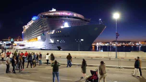 西班牙马拉加 2018年8月 人们晚上在马拉加港参观一艘大型游轮 — 图库视频影像