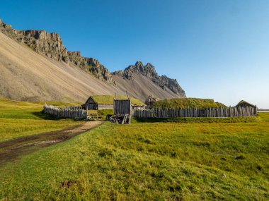  Panorama. Stoksnes, İzlanda 'daki Viking köyü. Arkasında Vestrahorn dağı var.