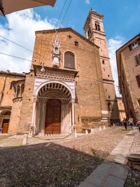 İtalya, Bergamo 'daki Citta Alta' da Cappella Colleoni 'nin girişi