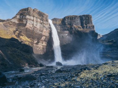 İzlanda 'daki Haifoss şelalesinin manzarası. Doğa ve macera konsepti. Eski efekt görünümü.