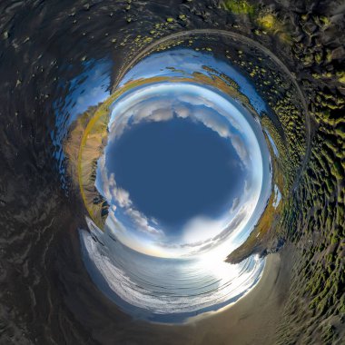 Güneşli bir günde, Stoksnes 'teki siyah kumlu plajın ters dönmüş küçük gezegeni. Arka planda Vestrahorn Dağı var. Fisheye çarpık panorama. Doğa ve ekoloji kavramı..