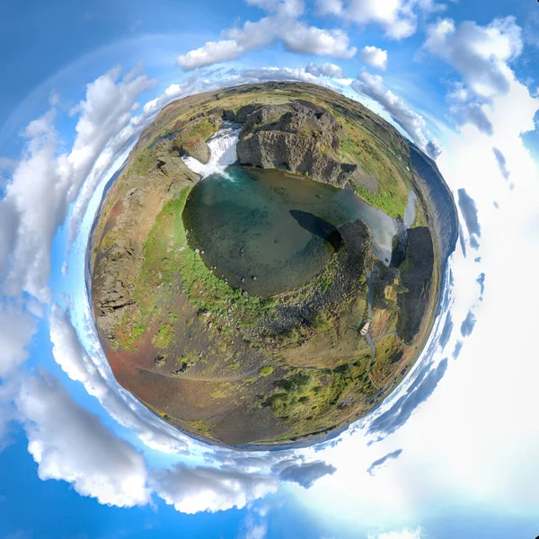 Epicki Widok Lotu Drona Nad Krajobrazem Wodospadu Hjalparfoss Laguny Słoneczny — Zdjęcie stockowe