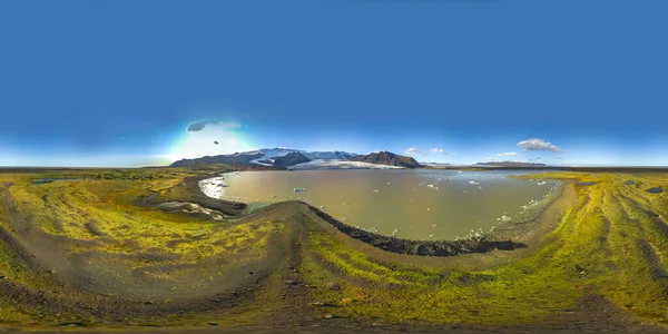 360 derece İzlanda havası. Eşkenar dikdörtgen projeksiyon çevre haritası. Güneşli bir günde Fjallsarlon buzulu ve lagünün küresel manzarası.. 