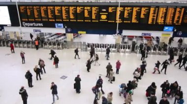 Londra, Waterloo tren istasyonundaki banliyö sakinleri.
