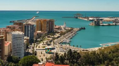 Güneşli bir günde Malaga İspanya limanına gelen bir yolcu gemisinin zaman atlaması.