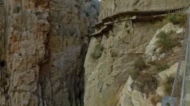 İspanya 'nın Malaga bölgesindeki Gorge Chorro' da bulunan Royal Trail 'deki (El Caminito del Rey) asma köprüden geçen insanlar