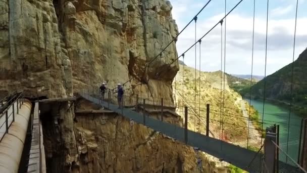 Gente Cruzando Puente Colgante Royal Trail Caminito Del Rey Barranco — Vídeo de stock