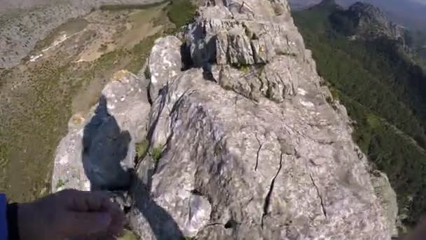 Bergbeklimmer Wandelen Een Riskant Rotspad Een Prachtig Landschap Pov — Stockvideo