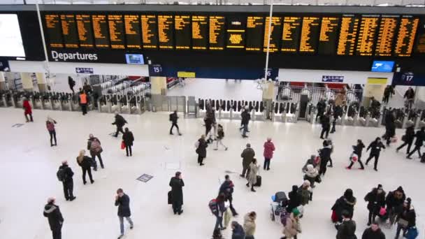 伦敦滑铁卢火车站的通勤者 — 图库视频影像