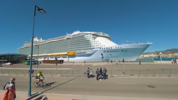 Malaga Spanien Circa Augusti 2018 Människor Besöker Ett Stort Kryssningsfartyg — Stockvideo