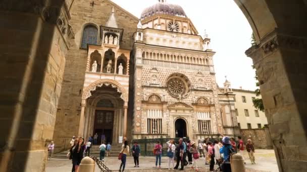 Бергамо Италия Около Июня 2018 Года Туристы Адн Фасад Базилики — стоковое видео