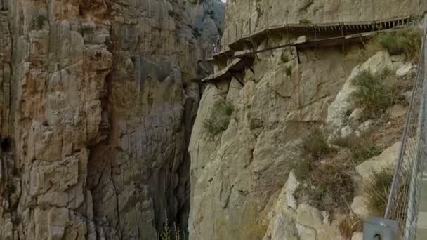 Menschen Überqueren Die Hängebrücke Auf Königlichem Pfad Caminito Del Rey — Stockvideo