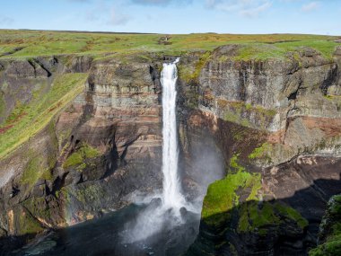 İzlanda 'daki Haifoss şelalesinin manzarası. Doğa ve macera kavramı.