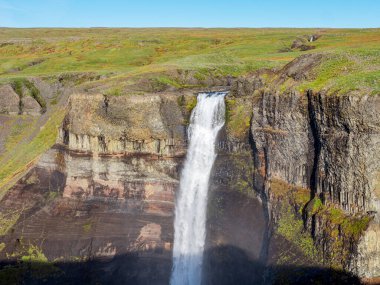 İzlanda 'daki Haifoss şelalesinin manzarası. Doğa ve macera kavramı.
