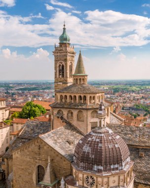 Güneşli bir günde İtalya 'nın Bergamo kentindeki Citta Alta' da Santa Maria Maggiore Bazilikası ve Cappella Colleoni 'nin hava manzarası