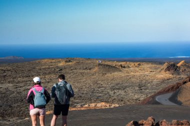 Lanzarote, İspanya. Şubat 2019 civarı. Turist ziyareti sırasında volkanlar İspanya 'nın Kanarya Adaları, Lanzarote' a park eder..