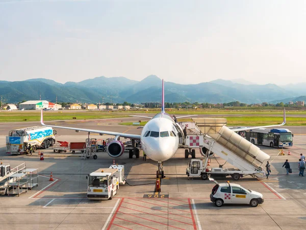 Bergamo Italy Circa May 29018 Passengers Disembarking Low Cost Airline — ストック写真