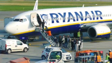 Bergamo, İtalya. Mayıs 2018. Havaalanında taksicilik yapan bir Ryanair uçağı..