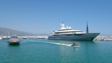 Malaga, İspanya. Şubat 2019 civarı. Puerto Banus 'ta bir yat, Marbella' da lüks bir liman ve jet sosyetesinin popüler marinası.