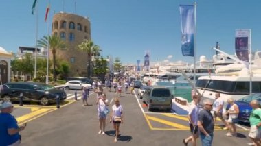 Malaga, İspanya. Şubat 2019 civarı. Puerto Banus 'un Panorama' sı, Marbella 'daki lüks bir liman ve marina jet sosyetesi ile ünlüdür.
